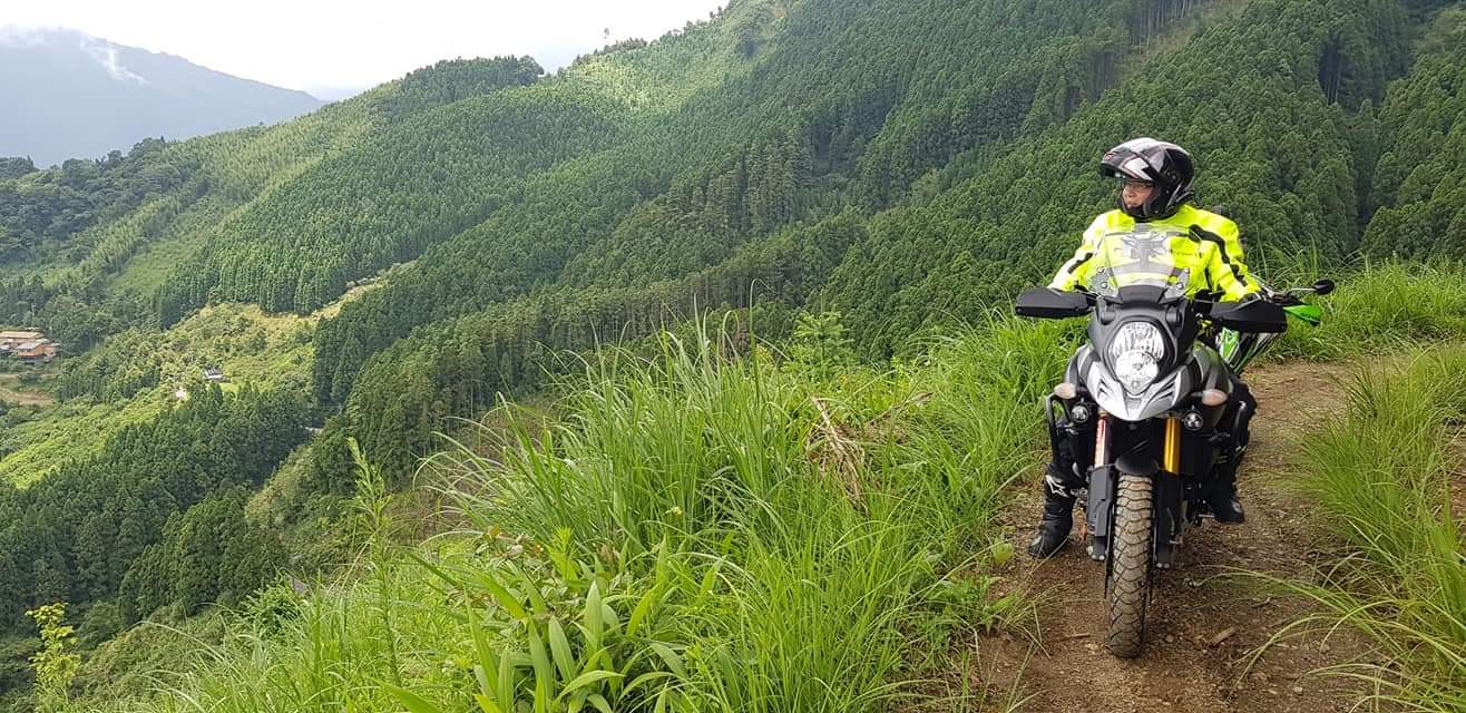 何銘遠身穿帥氣車衣，利用工作之餘暢遊台灣（圖/何銘遠）