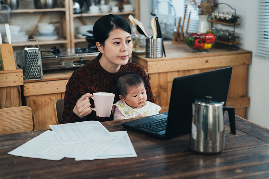 婦女再就業計畫中的「自主訓練」，提供遠端上課的選擇，婦女可彈性安排學習時間