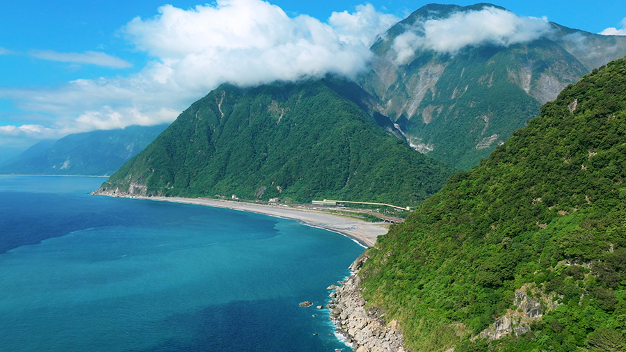 到花蓮沉浸式生活體驗，可以順遊清水斷崖，欣賞台灣東岸奇景